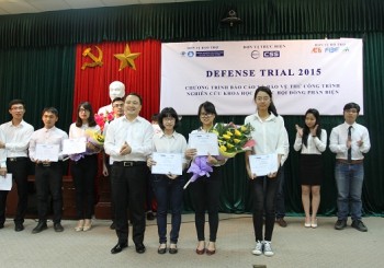Sinh viên ĐHKT tự tin báo cáo NCKH cùng DEFENSE TRIAL 2015